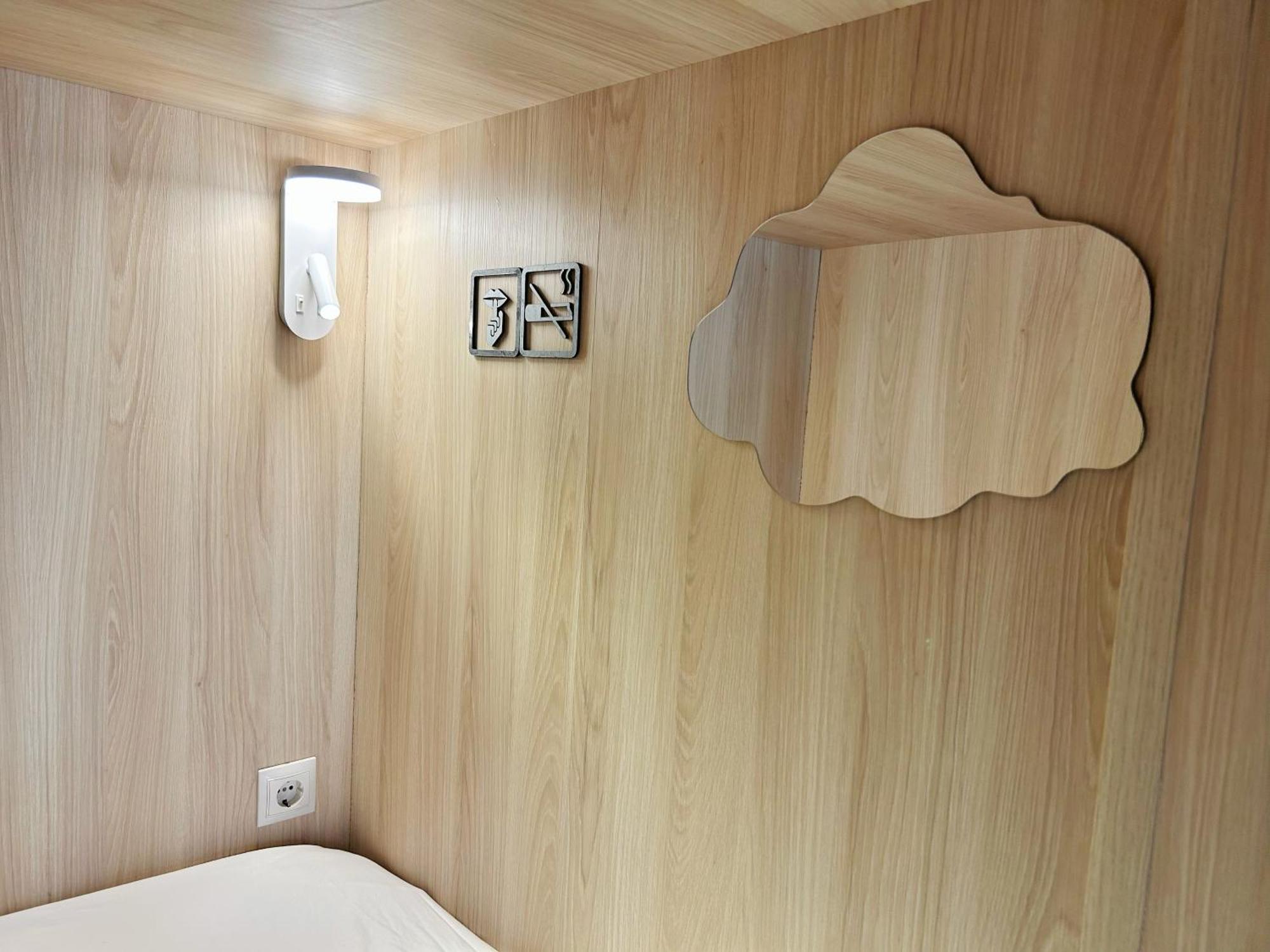 Unplan Hostel Madrid Eksteriør bilde