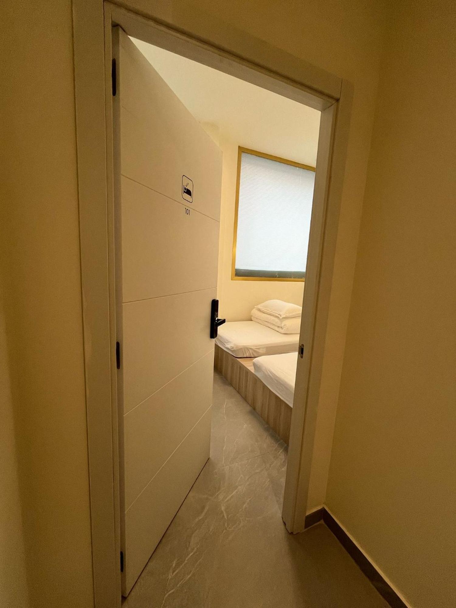 Unplan Hostel Madrid Eksteriør bilde